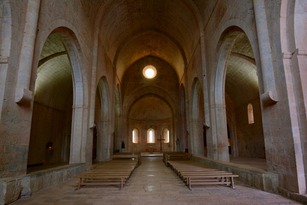 ル・トロネ修道院のロマネスクの建築美１０選┃ロマネスク写真館 | 美旅